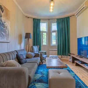  Daire 5 Seconds Away From The Main Street, Free Secured Parking